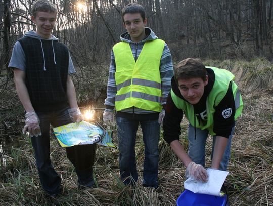 ŻABY NA RĘKACH NOSZONE