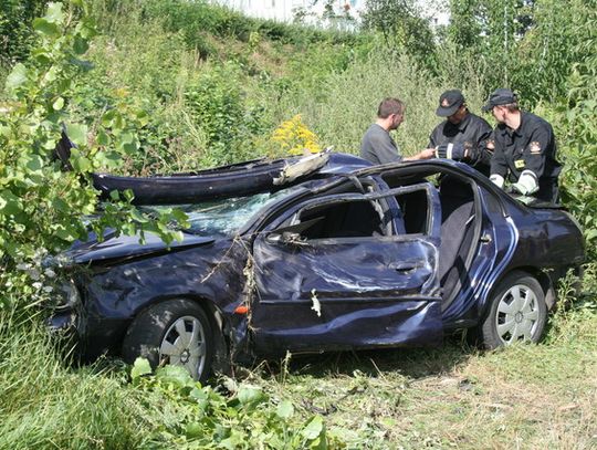 SAMOCHÓD SPADŁ Z WIADUKTU