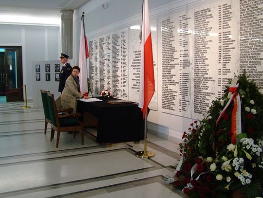 HOŁD GIMNAZJALISTÓW DLA PREZYDENCKIEJ PARY