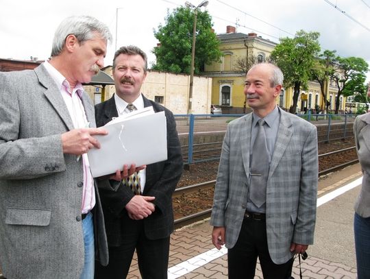 W TUNELU CZYŚCIEJ, ALE  BRZYDKO 