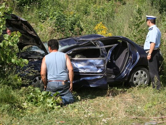 SAMOCHÓD SPADŁ Z WIADUKTU