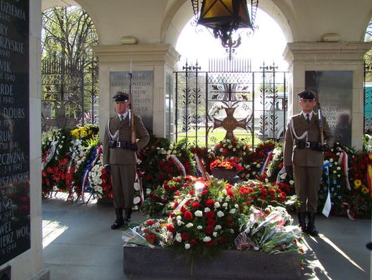 HOŁD GIMNAZJALISTÓW DLA PREZYDENCKIEJ PARY