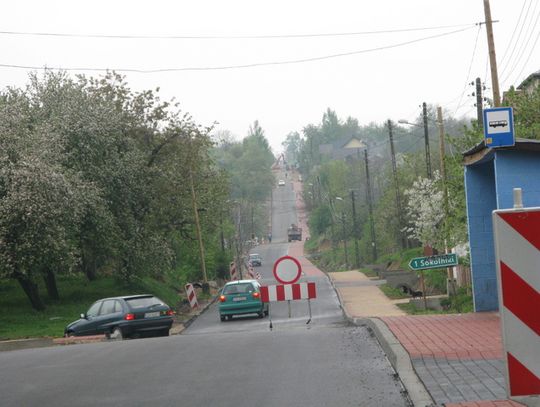 PIESZO, BO AUTOBUS DO PRZYSTANKU NIE DOWIEZIE