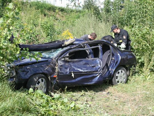 SAMOCHÓD SPADŁ Z WIADUKTU