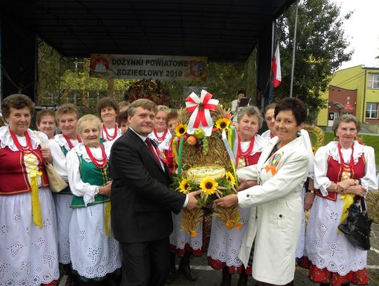 RADOŚĆ ZE ŻNIW W WIEŃCACH UKRYTA