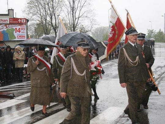 MIMO NIEPOGODY ŚWIĘTA UCZCZONE