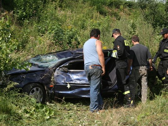 SAMOCHÓD SPADŁ Z WIADUKTU