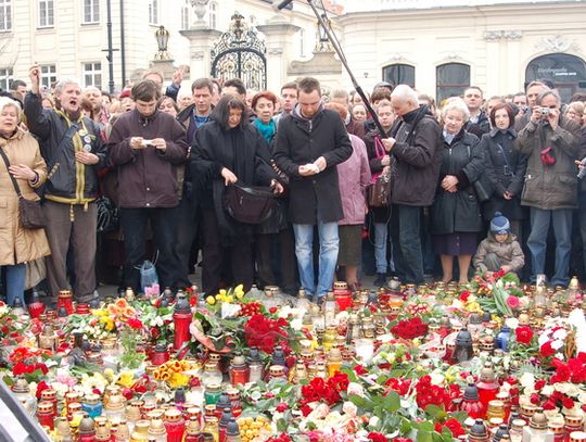 ŚWIAT PATRZY JAK POLSKA PŁACZE