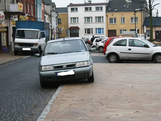 ŁADNY, NIEFUNKCJONALNY