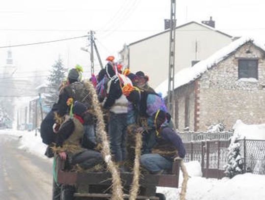 Z GOSPODARZEM ZATAŃCZĄ, A CÓRKĘ WYSMARUJĄ SADZĄ