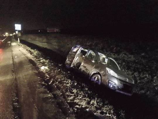 NIEOSTROŻNIE WYPRZEDZAŁ, ZAKOŃCZYŁ JAZDĘ W ROWIE