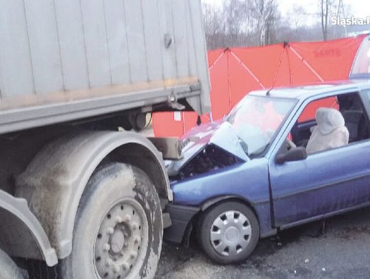 OSOBÓWKA UDERZYŁA W NACZEPĘ. PASAŻER ZGINĄŁ NA MIEJSCU