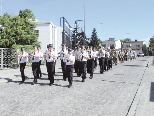 PIERWSZOMAJOWY POCHÓD ŁĄCZY ŚWIĘTO PRACY Z ROCZNICĄ WEJŚCIA POLSKI DO UNII