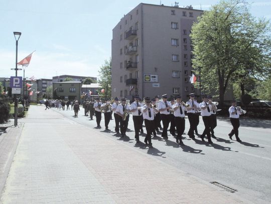 PIERWSZOMAJOWY POCHÓD ŁĄCZY ŚWIĘTO PRACY Z ROCZNICĄ WEJŚCIA POLSKI DO UNII