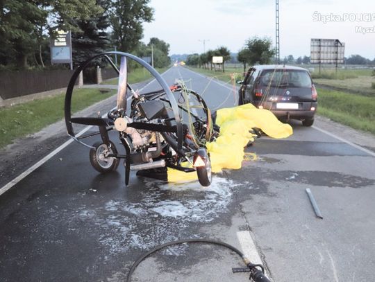 WYLĄDOWAŁ PARALOTNIĄ … NA DACHU OSOBÓWKI