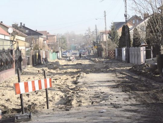 TRWAJĄ PRACE NA DROGACH GMINNYCH W ŻARKACH