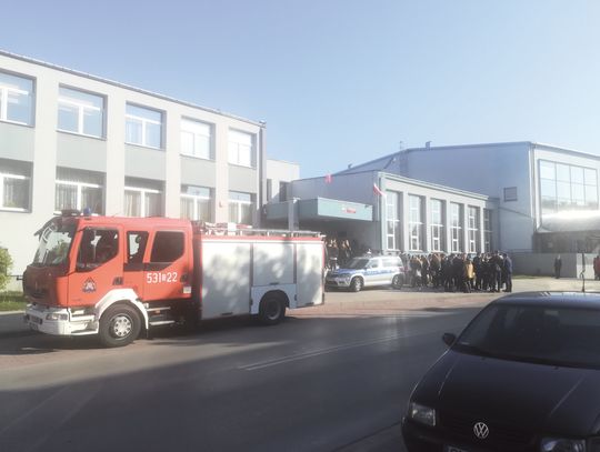 PRZEDMATURALNY ALARM BOMBOWY W MYSZKOWSKIM LICEUM