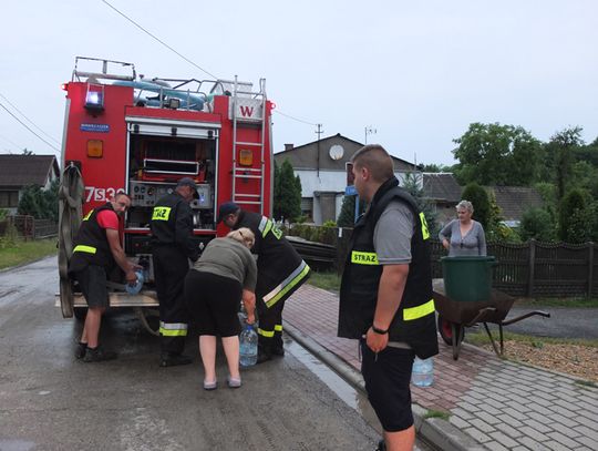 W Trzebniowie strażacy rozwozili wodę pitną. Czyżby nawałnica uszkodziła wodociąg? Nic z tych rzeczy. W wodociągu zostały wykryte niebezpieczne bakterie coli